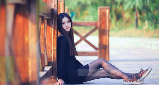黑色背景上的暗红警示条与斜线纹理